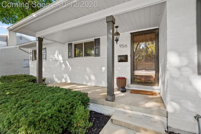 956 Blairmoor Court, Grosse Pointe Woods, MI 48236