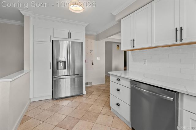 956 Blairmoor Court, Grosse Pointe Woods, MI 48236