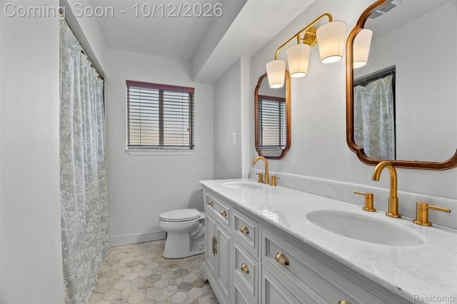 956 Blairmoor Court, Grosse Pointe Woods, MI 48236