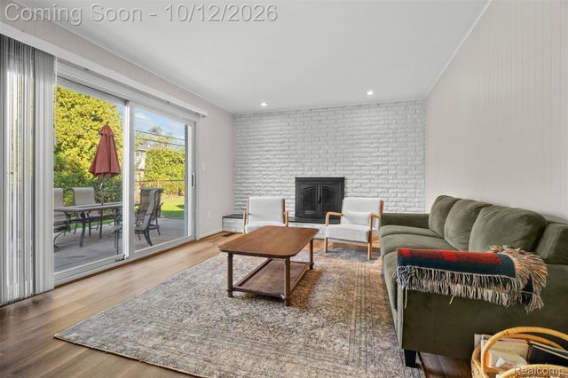 956 Blairmoor Court, Grosse Pointe Woods, MI 48236