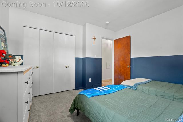 956 Blairmoor Court, Grosse Pointe Woods, MI 48236