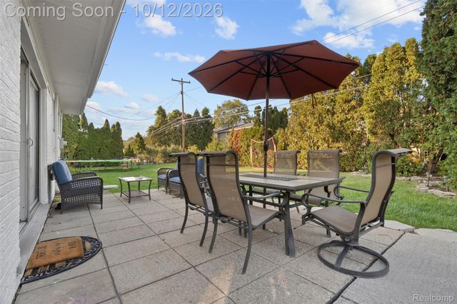 956 Blairmoor Court, Grosse Pointe Woods, MI 48236