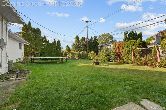 956 Blairmoor Court, Grosse Pointe Woods, MI 48236