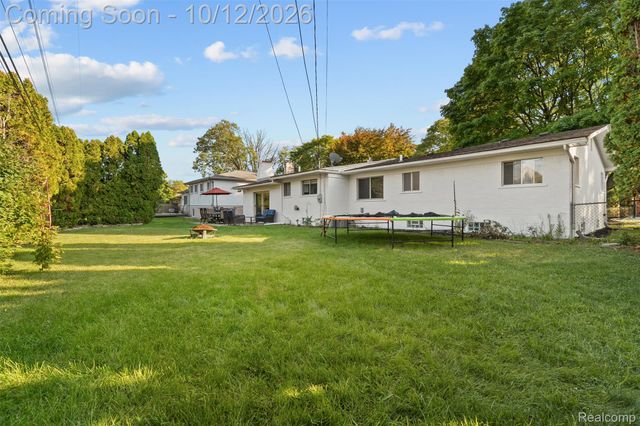 956 Blairmoor Court, Grosse Pointe Woods, MI 48236