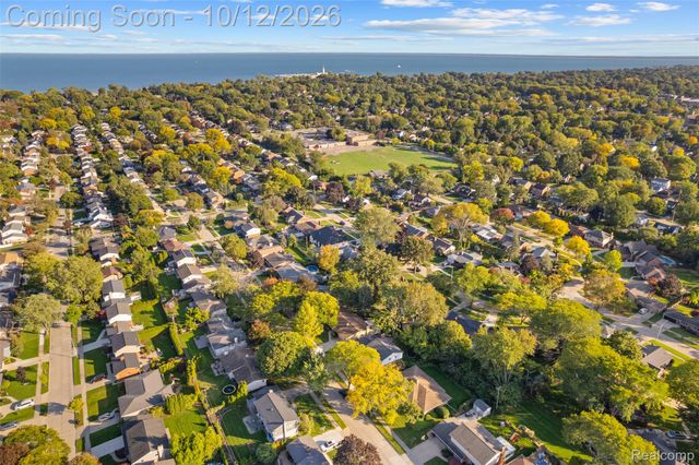 956 Blairmoor Court, Grosse Pointe Woods, MI 48236