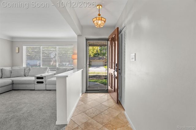 956 Blairmoor Court, Grosse Pointe Woods, MI 48236