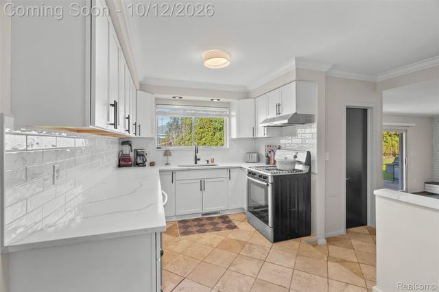956 Blairmoor Court, Grosse Pointe Woods, MI 48236