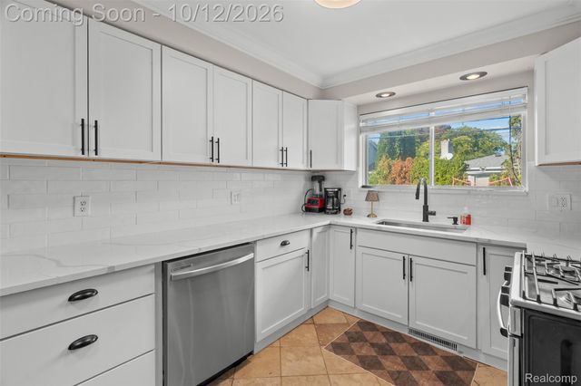956 Blairmoor Court, Grosse Pointe Woods, MI 48236