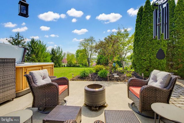 54 CIRCLE ROCK DR, Ephrata, PA 17522
