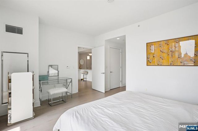 9 Ave At Port Imperial 513, West New York, NJ 07093