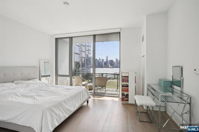 9 Ave At Port Imperial 513, West New York, NJ 07093