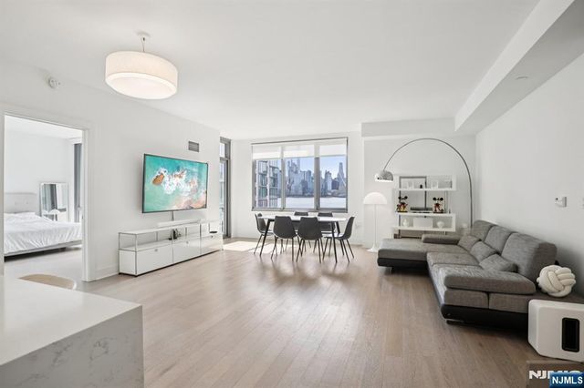 9 Ave At Port Imperial 513, West New York, NJ 07093