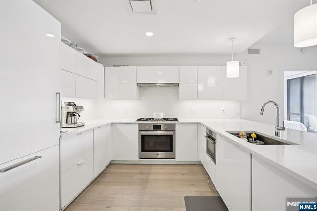 9 Ave At Port Imperial 513, West New York, NJ 07093