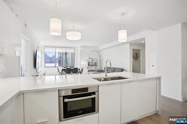 9 Ave At Port Imperial 513, West New York, NJ 07093