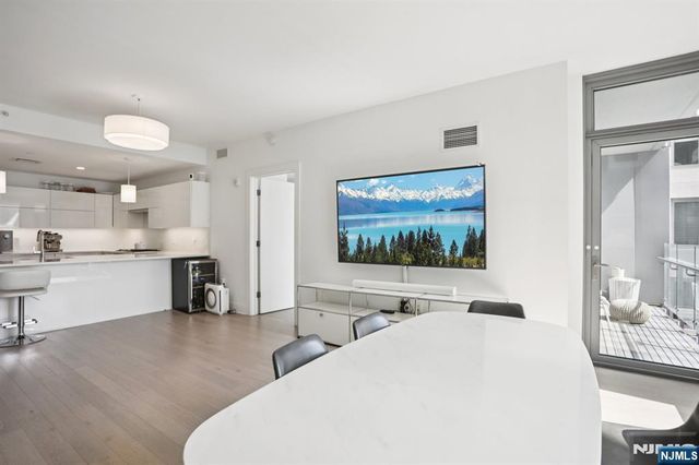 9 Ave At Port Imperial 513, West New York, NJ 07093