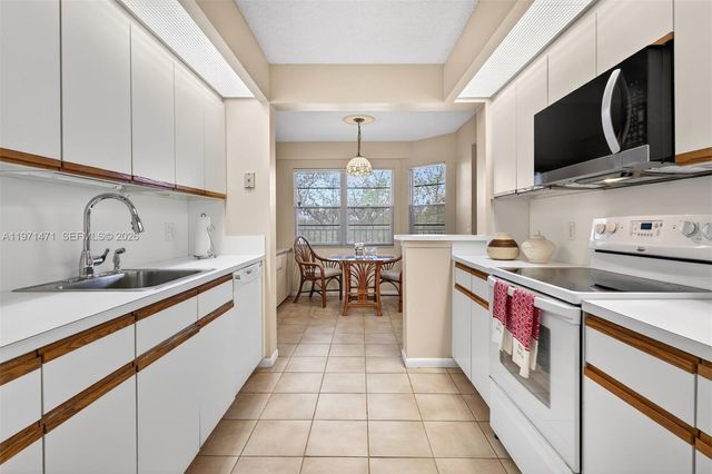 900 SW 125th Way 409R, Pembroke Pines, FL 33027