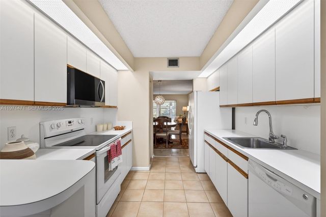 900 SW 125th Way 409R, Pembroke Pines, FL 33027