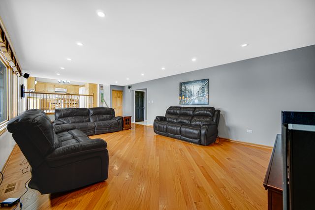 8544 Meadows Edge Trail, Tinley Park, IL 60487