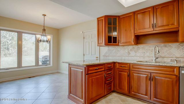 5605 Chenoweth Run Rd, Louisville, KY 40299