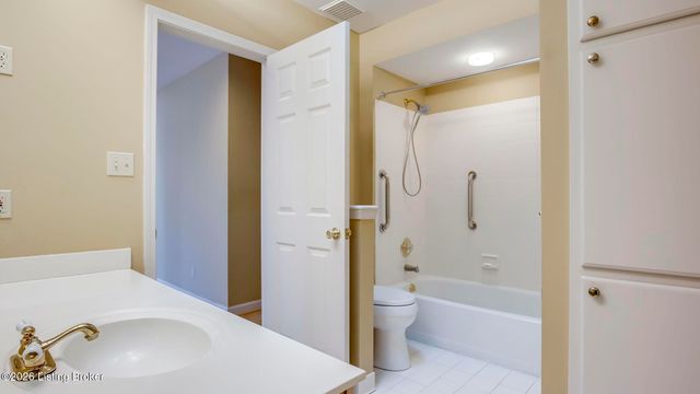 5605 Chenoweth Run Rd, Louisville, KY 40299