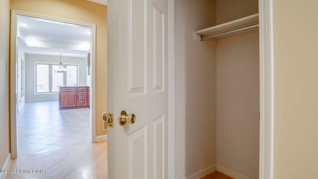 5605 Chenoweth Run Rd, Louisville, KY 40299