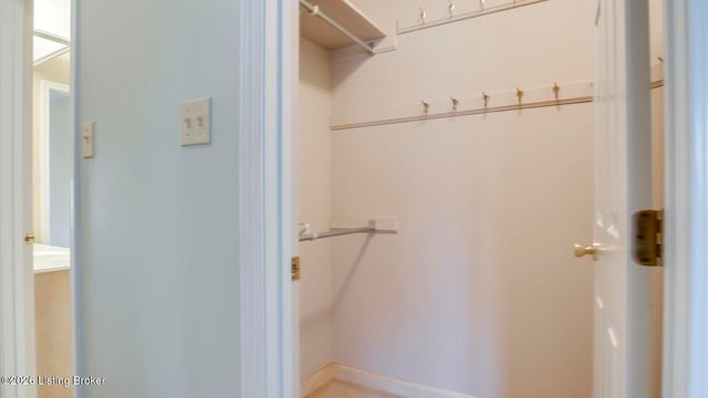 5605 Chenoweth Run Rd, Louisville, KY 40299