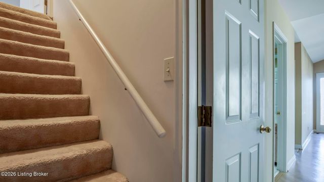 5605 Chenoweth Run Rd, Louisville, KY 40299