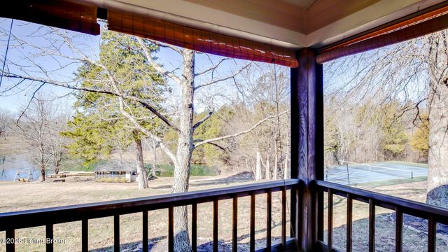 5605 Chenoweth Run Rd, Louisville, KY 40299