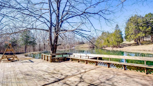 5605 Chenoweth Run Rd, Louisville, KY 40299