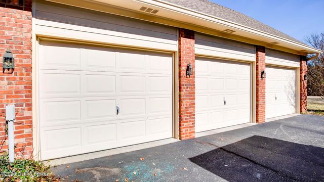 5605 Chenoweth Run Rd, Louisville, KY 40299