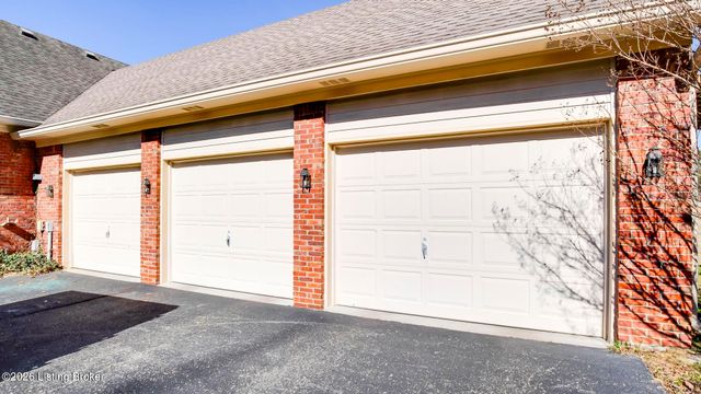 5605 Chenoweth Run Rd, Louisville, KY 40299