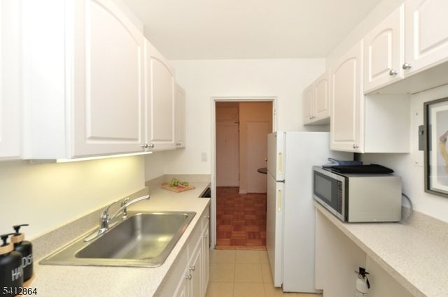 5 Roosevelt Pl 2B, Montclair Twp., NJ 07042