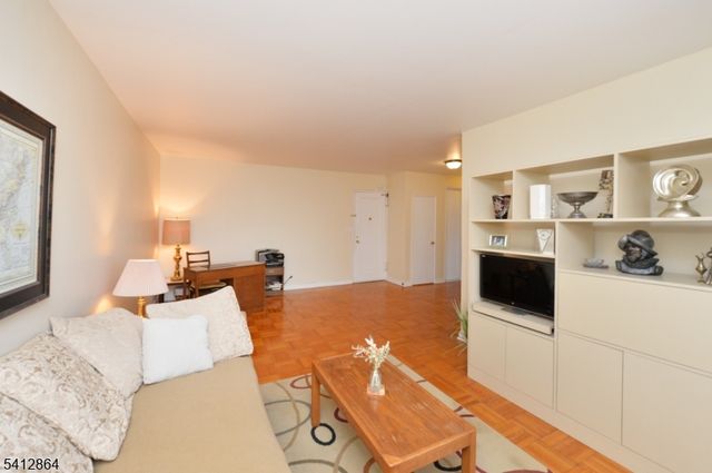 5 Roosevelt Pl 2B, Montclair Twp., NJ 07042