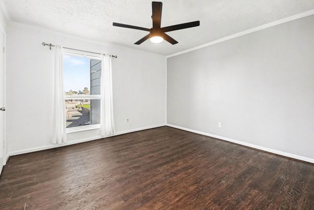 307 Yacht Club Lane 307, El Lago, TX 77586