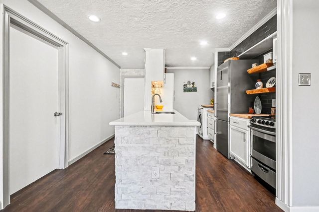 307 Yacht Club Lane 307, El Lago, TX 77586