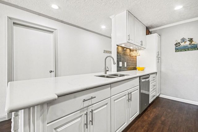 307 Yacht Club Lane 307, El Lago, TX 77586