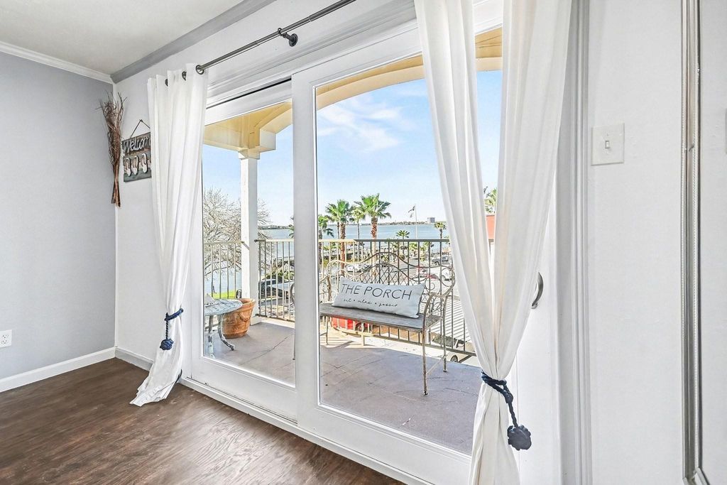 307 Yacht Club Lane 307, El Lago, TX 77586