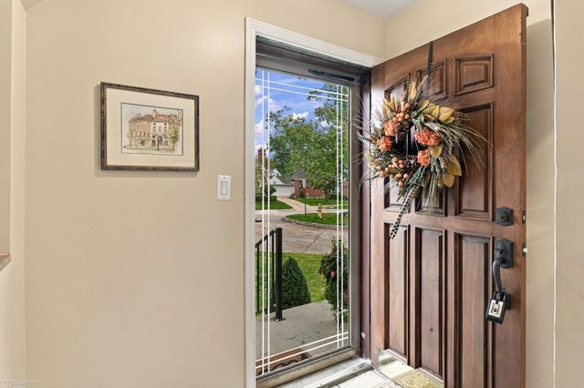 1595 Ford Court, Grosse Pointe Woods, MI 48236