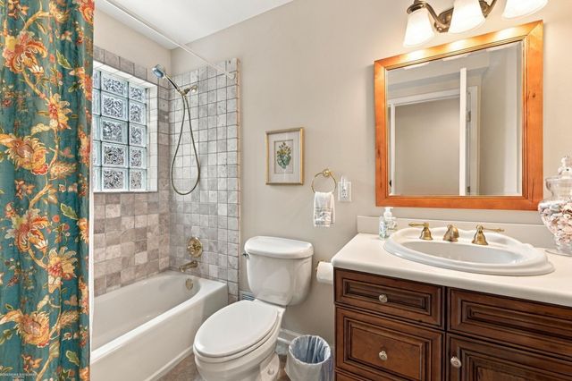1595 Ford Court, Grosse Pointe Woods, MI 48236