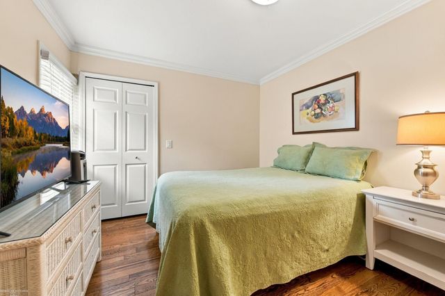1595 Ford Court, Grosse Pointe Woods, MI 48236