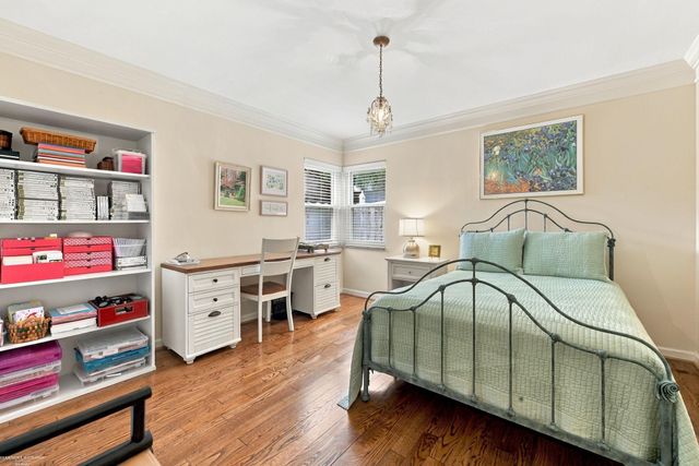 1595 Ford Court, Grosse Pointe Woods, MI 48236