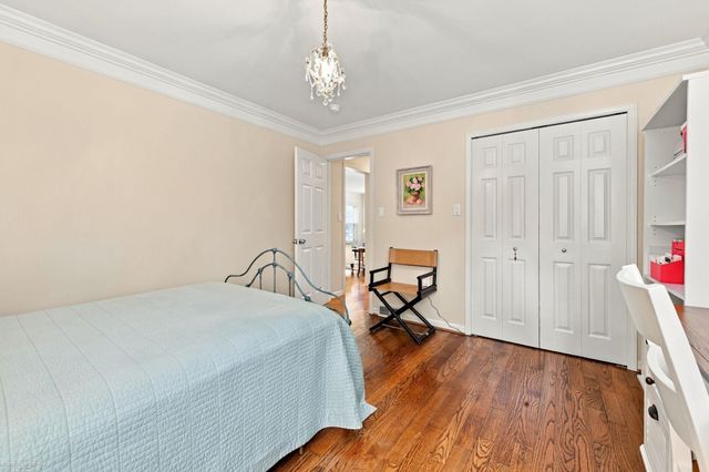 1595 Ford Court, Grosse Pointe Woods, MI 48236