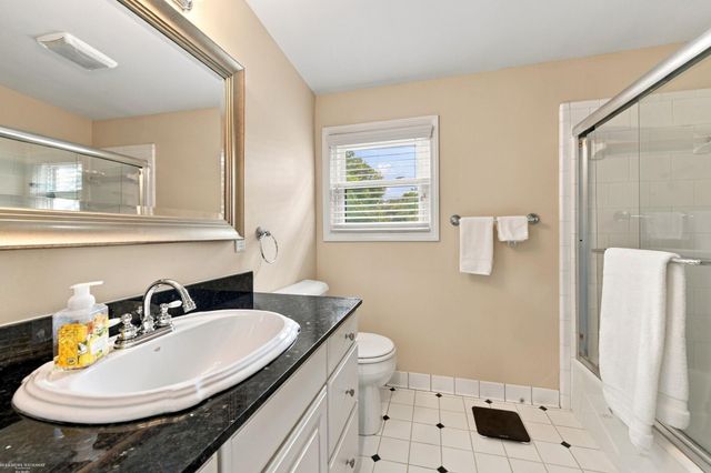 1595 Ford Court, Grosse Pointe Woods, MI 48236