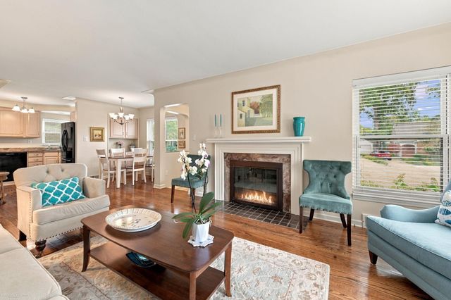 1595 Ford Court, Grosse Pointe Woods, MI 48236