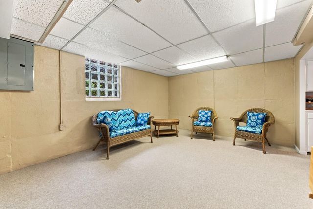 1595 Ford Court, Grosse Pointe Woods, MI 48236