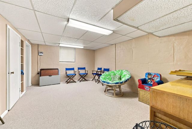 1595 Ford Court, Grosse Pointe Woods, MI 48236