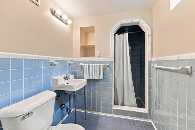 1595 Ford Court, Grosse Pointe Woods, MI 48236