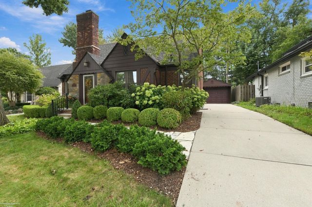 1595 Ford Court, Grosse Pointe Woods, MI 48236