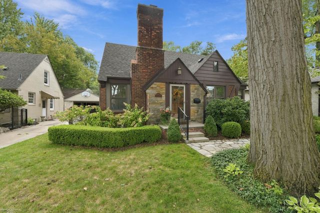 1595 Ford Court, Grosse Pointe Woods, MI 48236