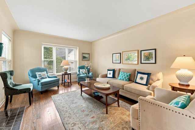 1595 Ford Court, Grosse Pointe Woods, MI 48236